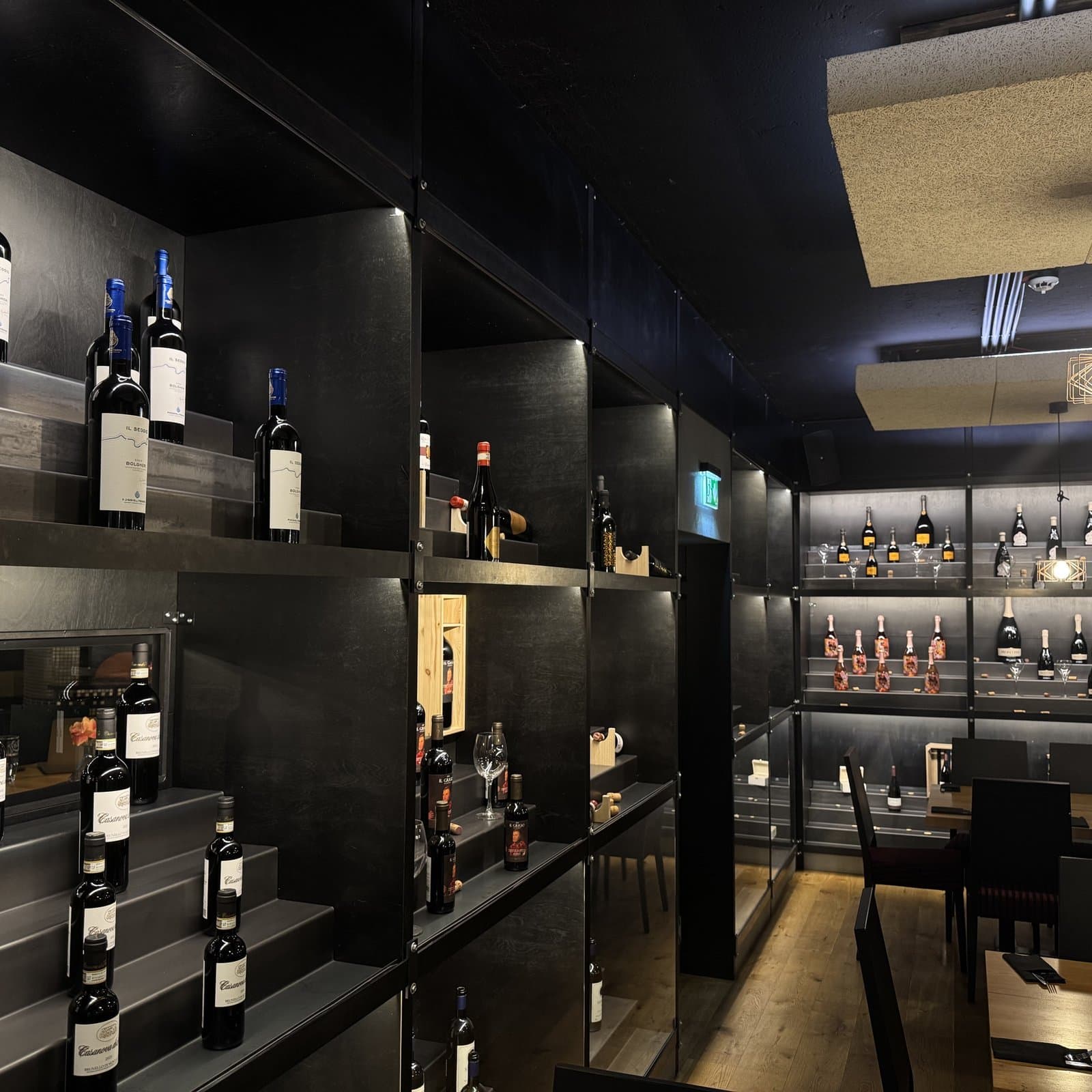 Weinregale in der Vinothek
