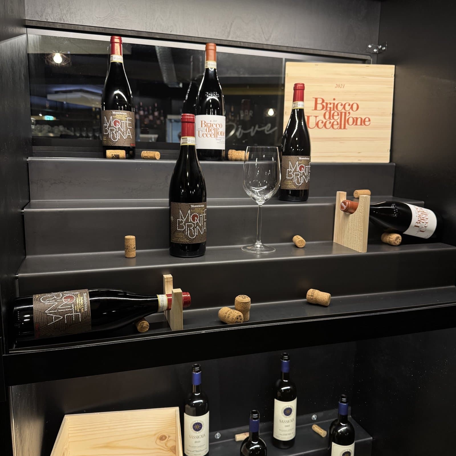 Gedeckter Tisch im Weinraum