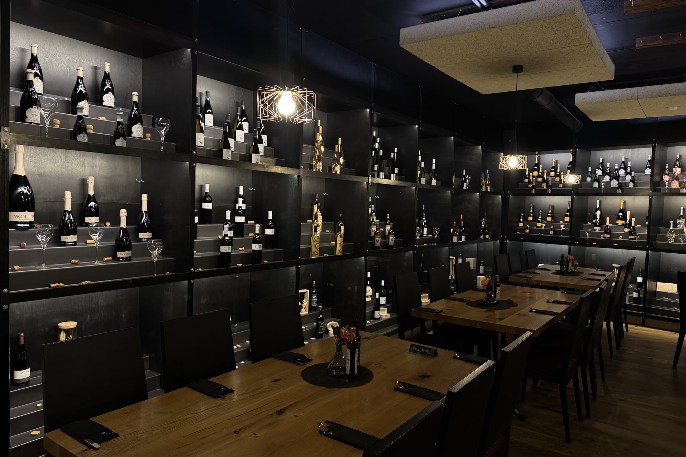 Der Weinraum der Bar Osteria Dove
